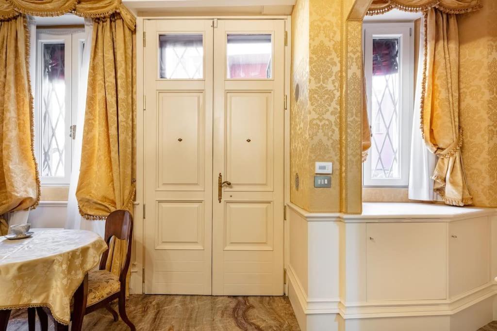 Ground Floor Luxe Historic Studio City Centre Apartment Bologna Exterior foto